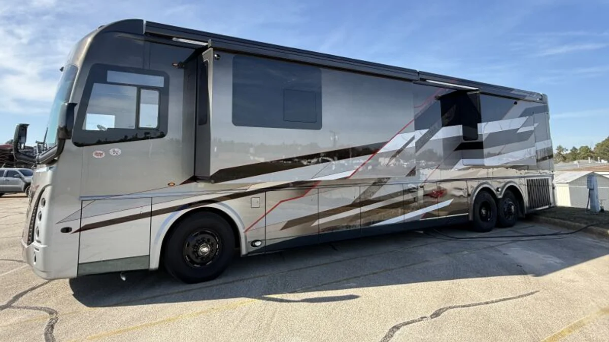 2025 Foretravel Realm Presidential Series LVB With Spa