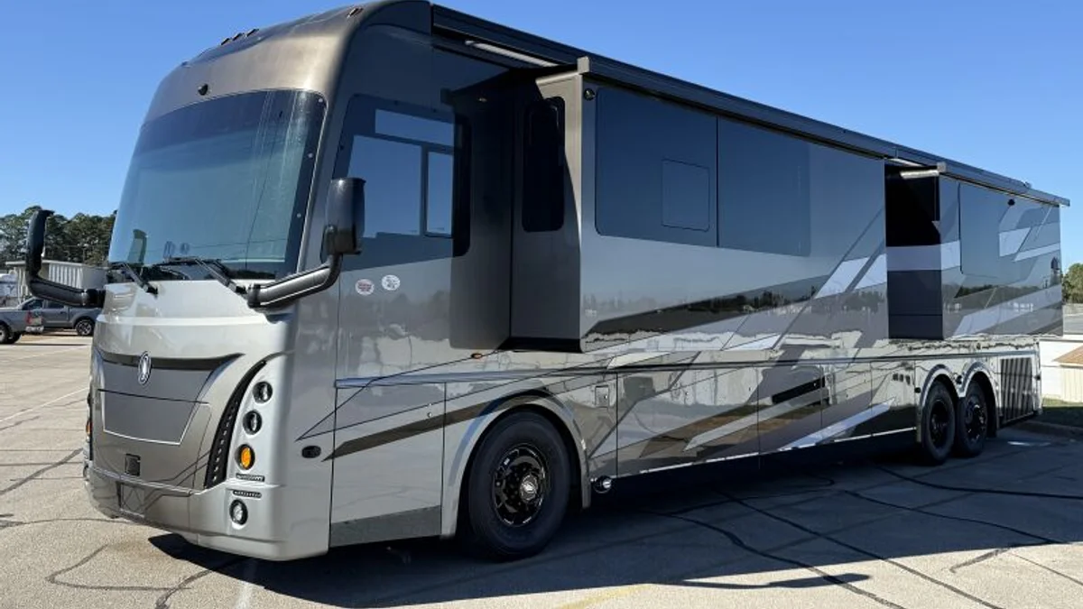 2025 Foretravel Realm Presidential Series LV2