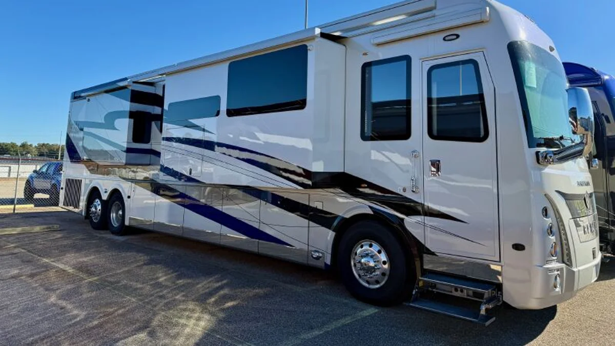 2025 Foretravel Realm Presidential Series LV2