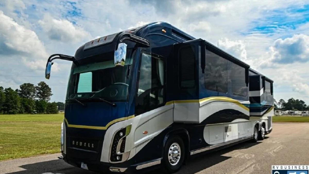 2016 Newell 45' Front Entry Bath & 1/2