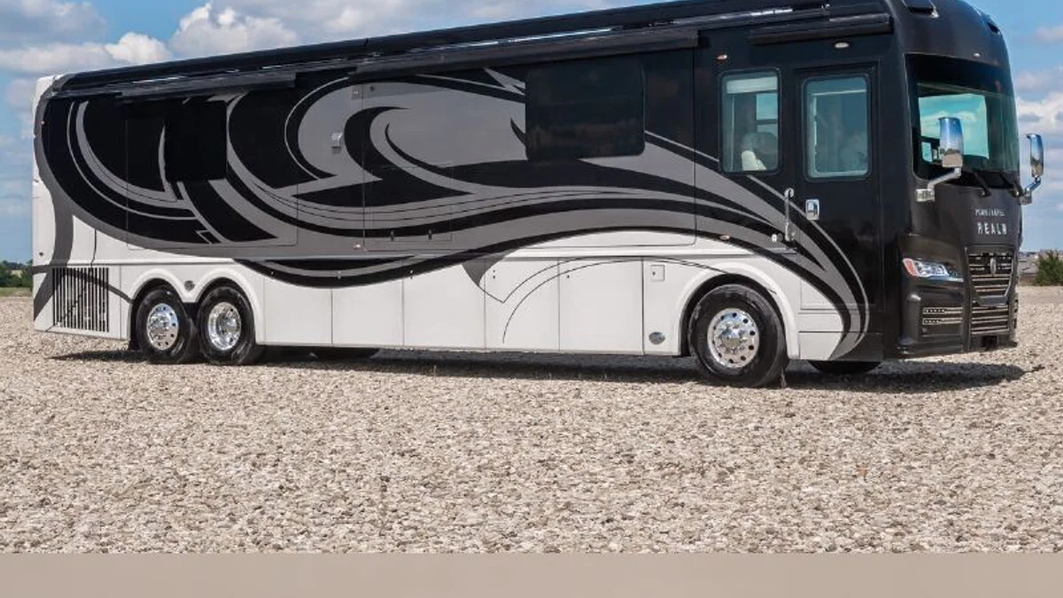 2024 Foretravel Realm FS605 Luxury Villa Master Suite (lvms) Bath & 1/2