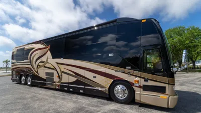 2010 Prevost Liberty photo 2