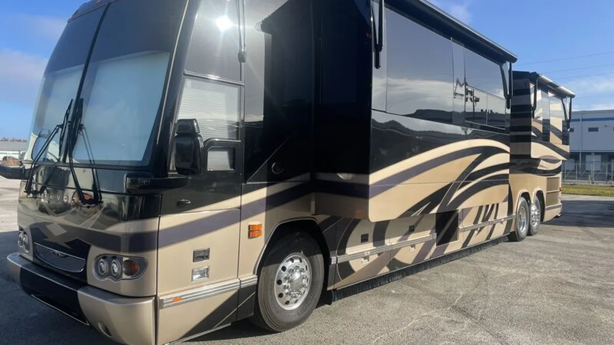 2009 Featherlite Featherlite H345 DS Featherlite