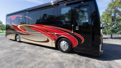 2022 Foretravel Realm photo 2