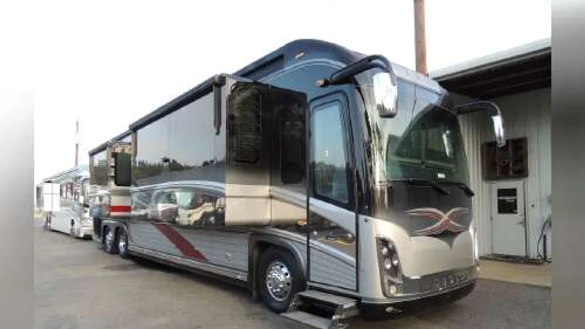 2013 Newell Coach 45' Front Entry Bath & 1/2