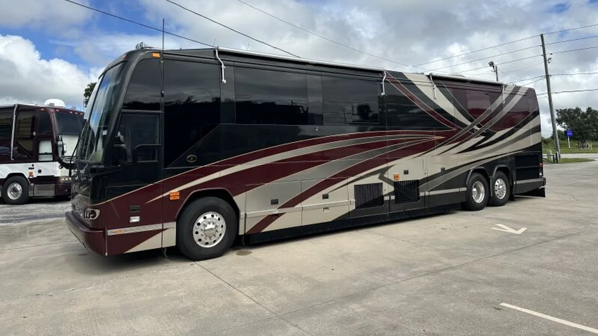 2005 Featherlite Featherlite H3 45 Featherlite