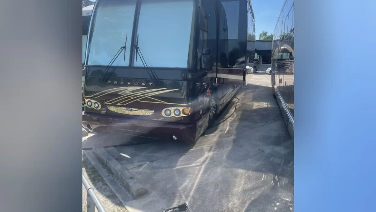 2005 Featherlite Prevost